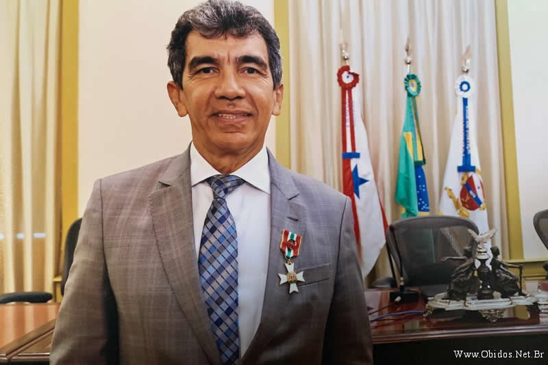 O Juiz de direito Otávio Albuquerque recebe medalha de Ordem do Mérito Judiciário